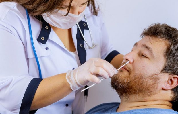 На Харківщині працівників турагентства та медлабораторії викрили на підробці ПЛР-тестів