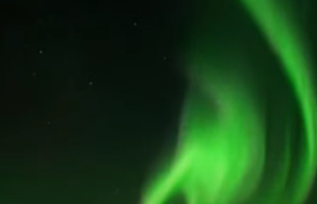 Яскраво-зелене небо: у Канаді зафільмували неймовірне полярне сяйво (відео)