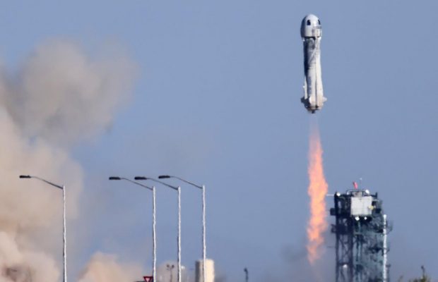 90-річний актор Вільям Шетнер побував у космосі на кораблі New Shepard (фоторепортаж)