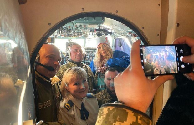 Білик, Вакарчук і не тільки: українські зірки привітали захисників та захисниць зі святом (фото)