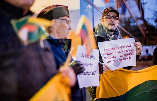 У Литві провели пікет проти виступу хору з РФ, який гастролює в окупованому Криму