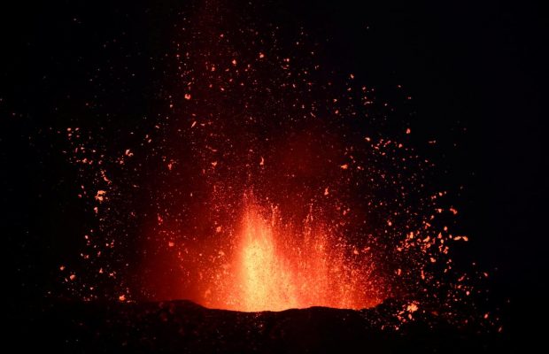 Виверження вулкана на Канарах: через попіл закрили майже всі авіарейси (фоторепортаж, відео)