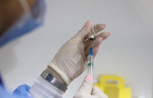 В МОЗ розповіли, як українцям вакцинуватися від коронавірусу за кордоном