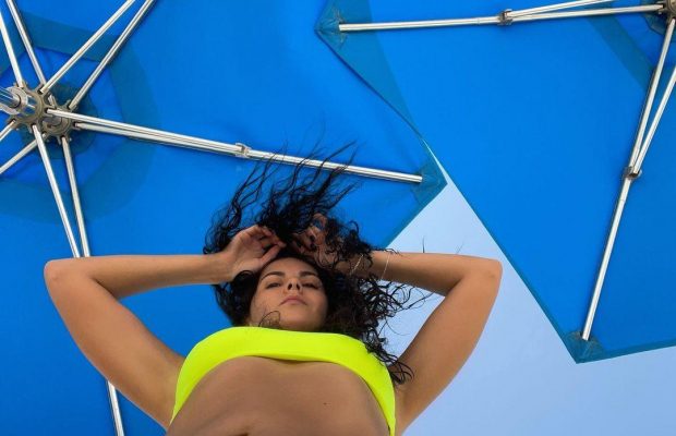 "В ярко-желтом купальнике": Настя Каменских похвасталась идеальной фигурой на отдыхе
