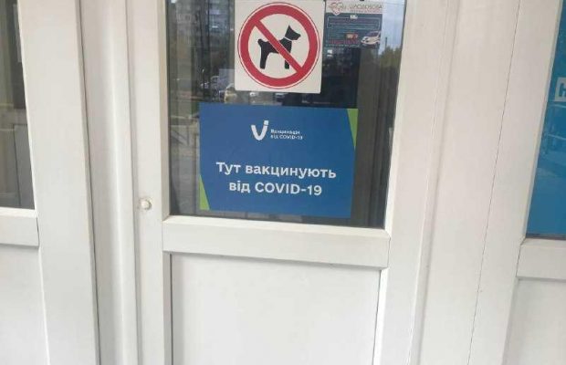 Змушені щепитися. Як бажання вільно пересуватися і працювати перемагає страх вакцинації проти COVID-19