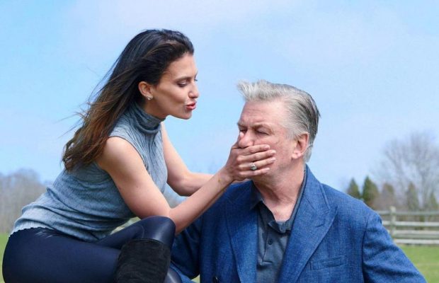 Жена Алека Болдуина прервала молчание по поводу трагедии на съемках "Ржавчины"