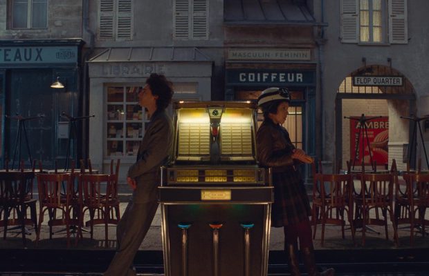 Хорошее настроение и эстетическое удовольствие гарантированы: рецензия на фильм "Французский вестник" Уэса Андерсона