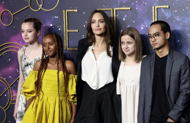 В Лондоне состоялась премьера "Вечных": Джоли пришла со взрослыми детьми (фото)