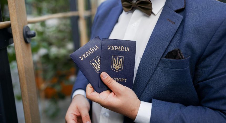 В ГП "Документ" заявили, что выдадут паспорта мужчинам за рубежом, но есть нюанс