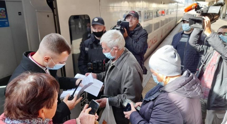 Первый день COVID-ограничений в поездах: как проверяют пассажиров на вокзале в Киеве (фоторепортаж)