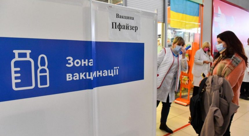 Кабмин назвал дату отстранения от работы невакцинированных учителей и других бюджетников