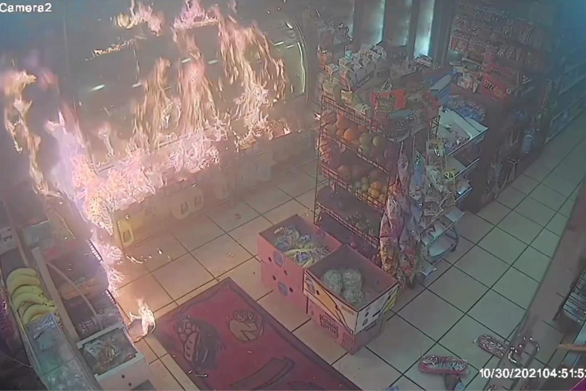 Підпал у нью-йоркському магазині зафіксували камери відеоспостереження / скріншот Підпал у нью-йоркському магазині зафіксували камери відеоспостереження / скріншот