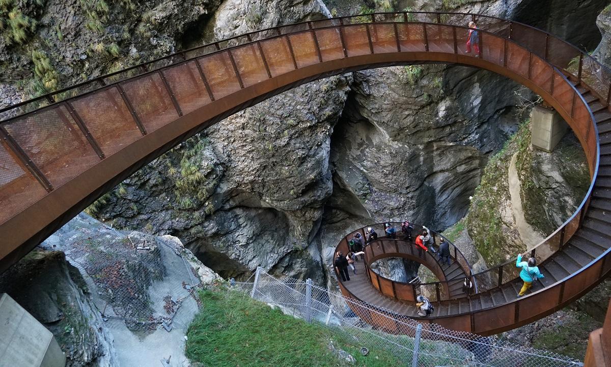 Спуск в Лихтенштейнское ущелье / фото УНИАН