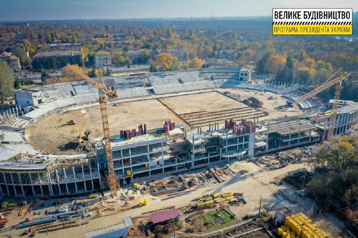 Возрождение стадиона реализуется в рамках программы "Большая стройка" / фото adm.dp.gov.ua Возрождение стадиона реализуется в рамках программы "Большая стройка" / фото adm.dp.gov.ua