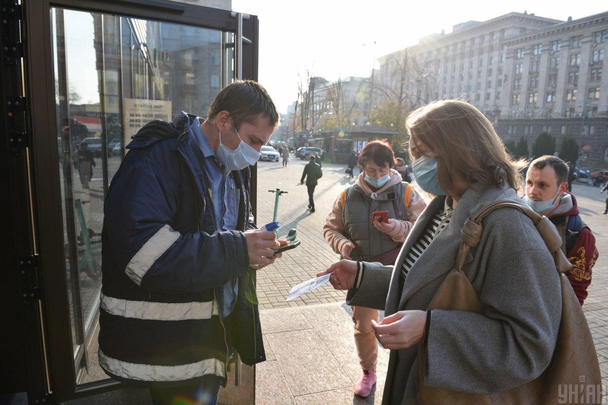 Пользоваться транспортом и посещать общественные места можно только после прививки или с тестом / фото УНИАН, Максим Полищук