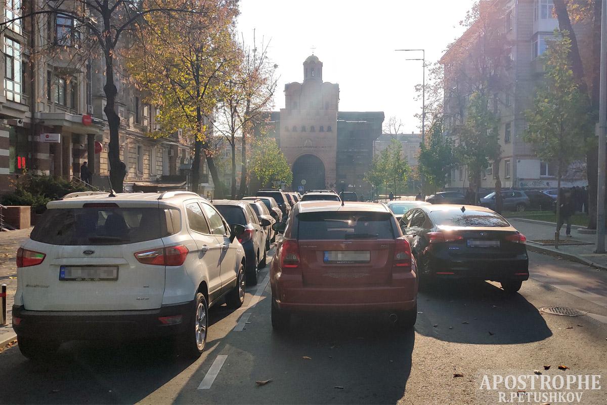 Так сьогодні паркувалися в центрі Києва / фото: Роман Пєтушков, "Апостроф" Так сьогодні паркувалися в центрі Києва / фото: Роман Пєтушков, "Апостроф"