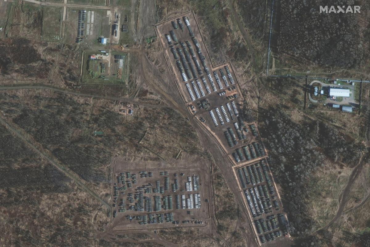 Спутниковые снимки с высоким разрешением показывают бронетехнику и вспомогательную технику в Ельни, Россия