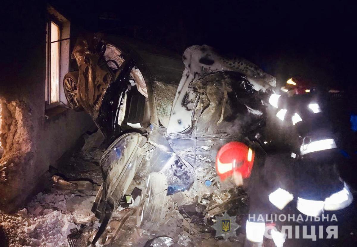 Легковик протаранив житловий будинок / фото прес-служба поліції Івано-Франківської області Легковик протаранив житловий будинок / фото прес-служба поліції Івано-Франківської області