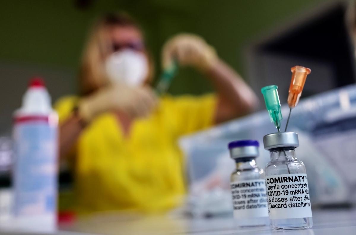 В Минздраве уверяют, что в Украине и сейчас достаточно вакцин от коронавируса / фото: REUTERS