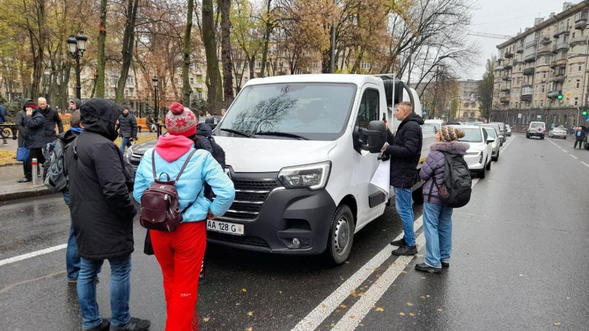 "Антивакцинатори" розвернули авто / фото УНІАН, Дмитро Хилюк "Антивакцинатори" розвернули авто / фото УНІАН, Дмитро Хилюк