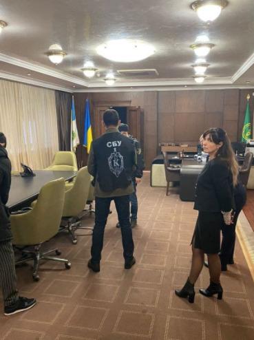 Силовики прийшли з обшуками до двох високопоставлених чиновників / фото facebook.com/EuroMaydan Силовики прийшли з обшуками до двох високопоставлених чиновників / фото facebook.com/EuroMaydan
