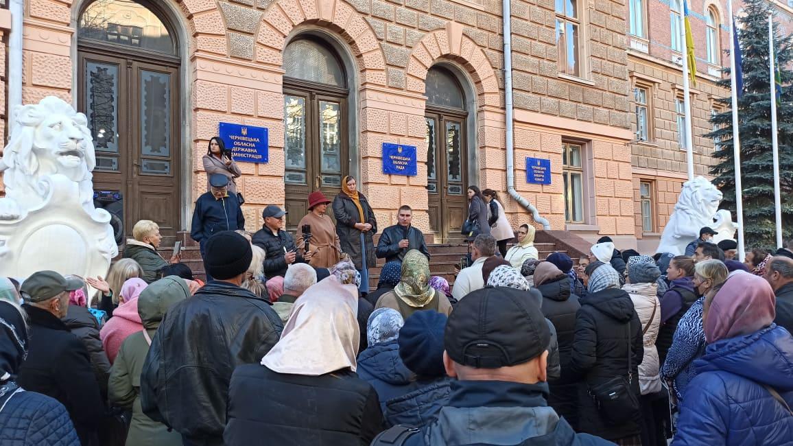 Біля будівлі ОДА зібралися понад 100 людей / фото УНІАН Микола Кобилюк Біля будівлі ОДА зібралися понад 100 людей / фото УНІАН Микола Кобилюк