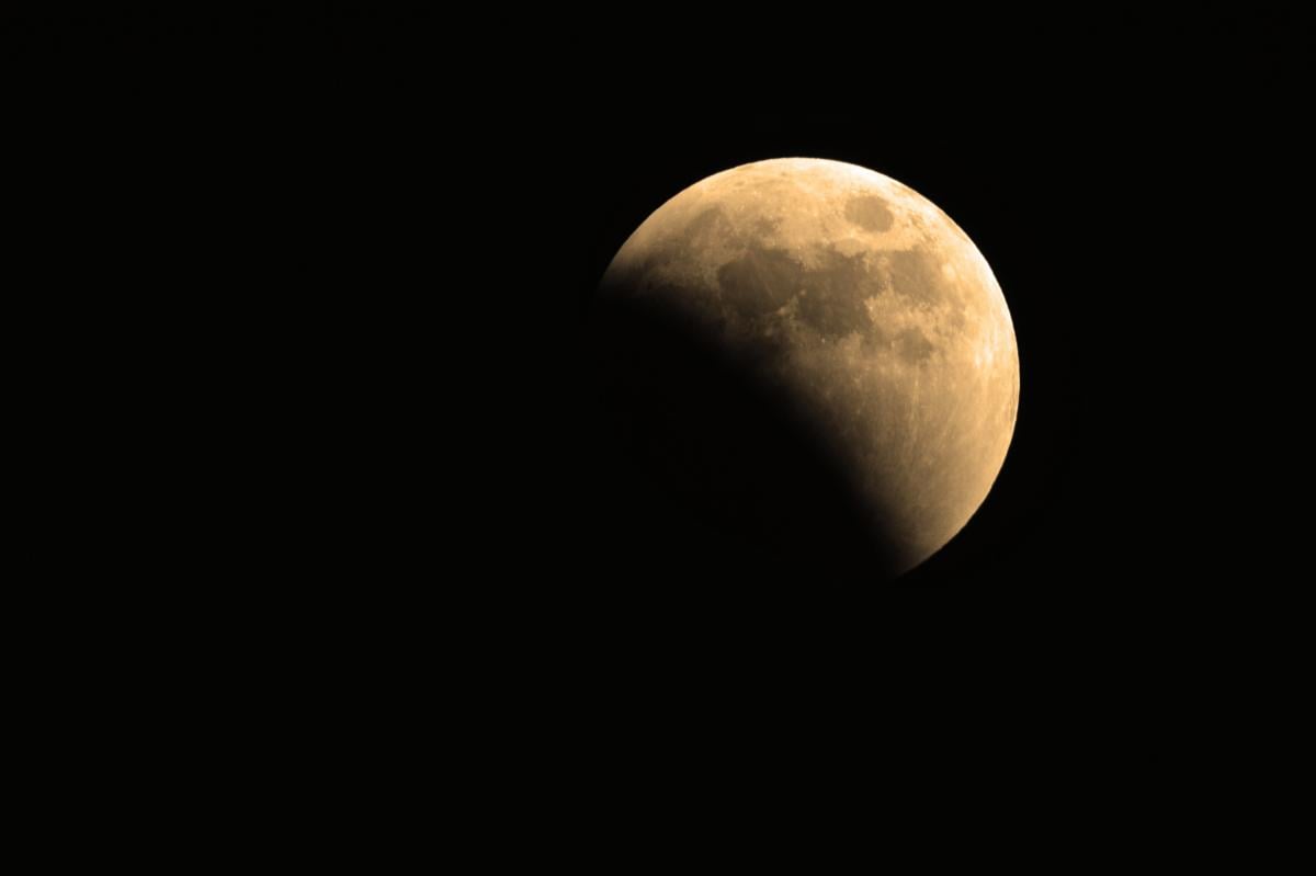 Місячне затемнення зняли з космосу / фото ua.depositphotos.com