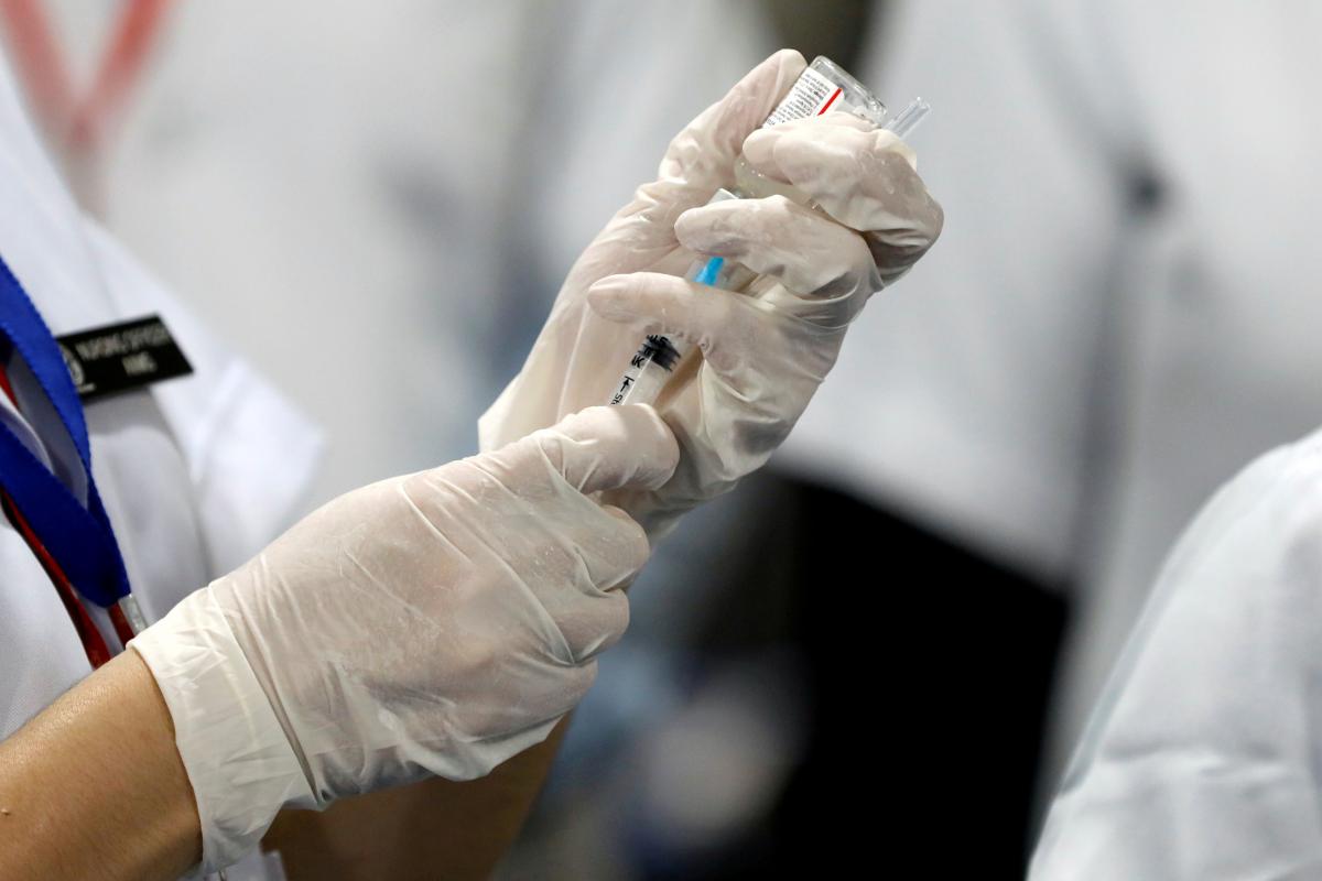 В Минздраве рассказали о вакцинации для тех, кто имеет признаки постинфекции / фото REUTERS