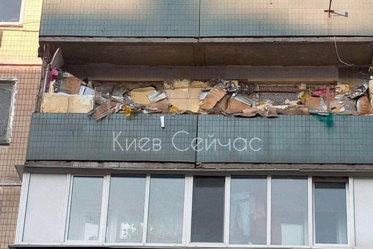 У мережі показали дуже захаращений столичний балкон / фото t.me/kyiv_n У мережі показали дуже захаращений столичний балкон / фото t.me/kyiv_n