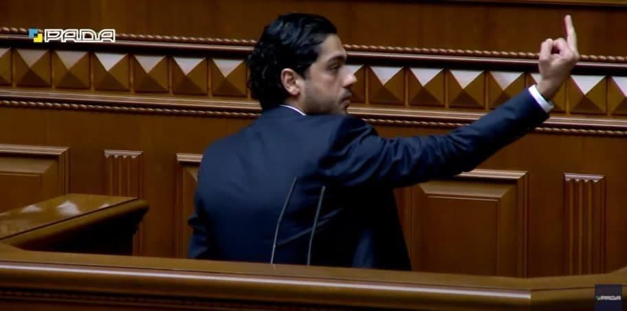 Гео Лерос показав президенту середній палець в залі Верховної Ради / кадр з відео