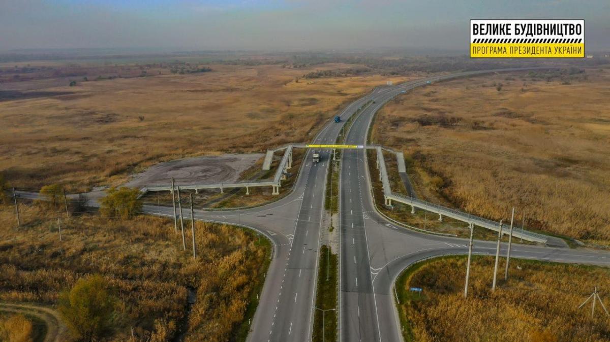 До кінця 2024 року в Україні за програмою Зеленського відбудують 24 тисячі кілометрів доріг До кінця 2024 року в Україні за програмою Зеленського відбудують 24 тисячі кілометрів доріг