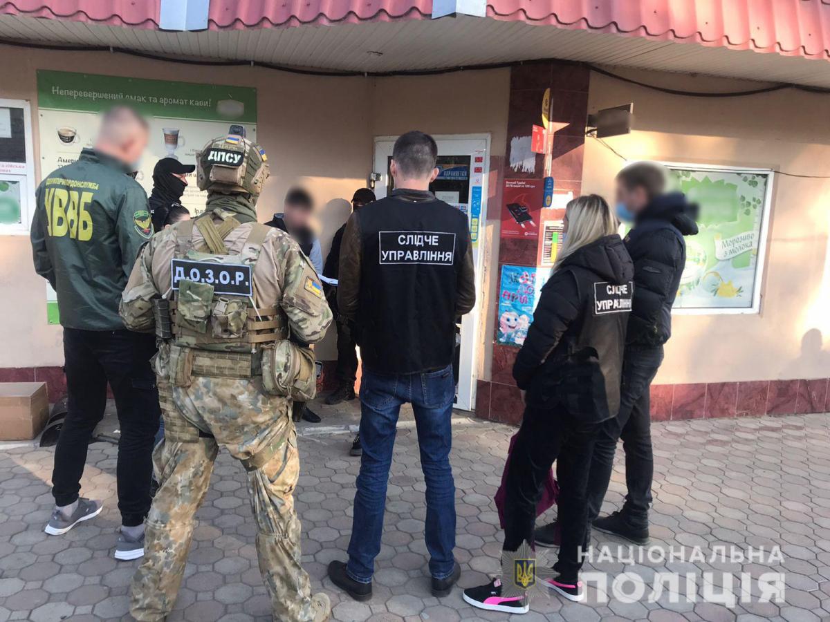 Злоумышленник хотел "договориться" с инспектором пограничной службы "Рени" / фото Нацполиция Злоумышленник хотел "договориться" с инспектором пограничной службы "Рени" / фото Нацполиция