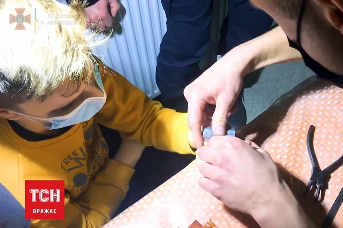 Спасатели сначала распилили кольцо пилой / скриншот с видео Спасатели сначала распилили кольцо пилой / скриншот с видео