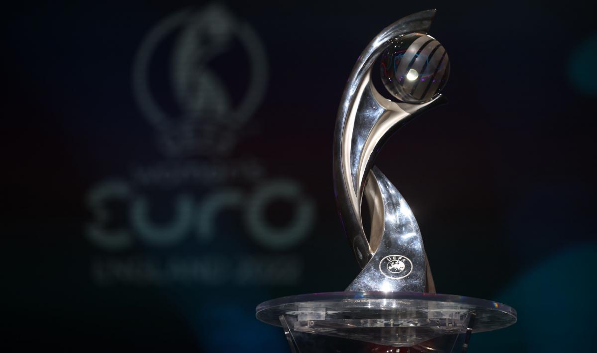 Трофей женского Евро / фото REUTERS