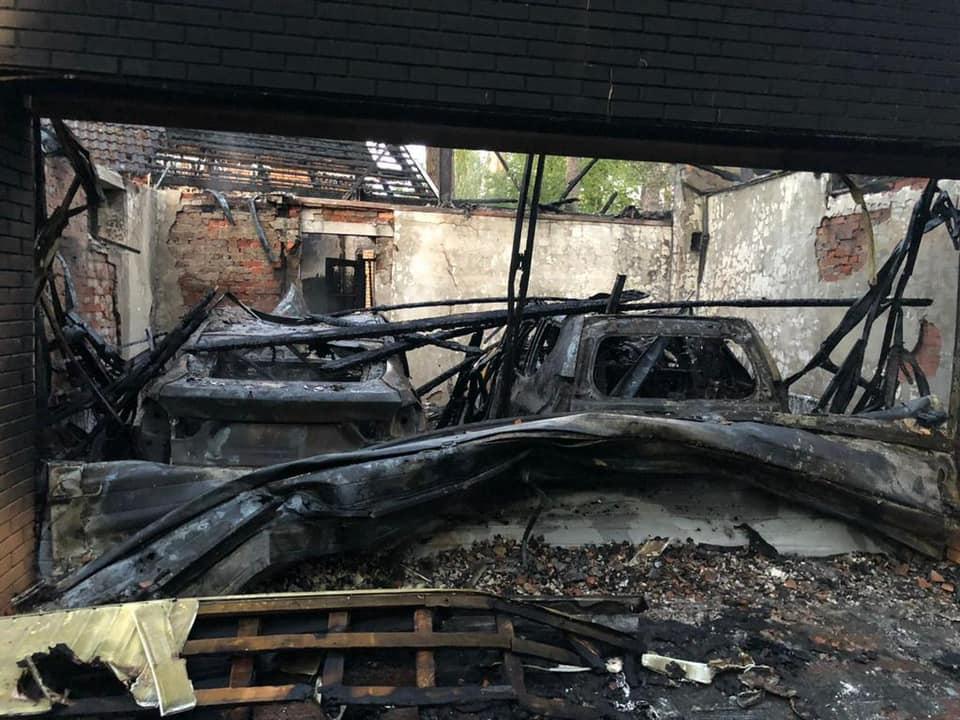 'Перестаралися': під Києвом спалили будинок та гараж з машинами популярного блогера (відео) 'Перестаралися': під Києвом спалили будинок та гараж з машинами популярного блогера (відео)