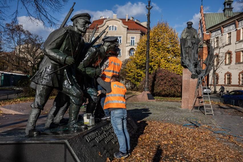Сейчас на месте происшествия соответствующие службы расчищают памятник от краски / gazetakrakowska.pl