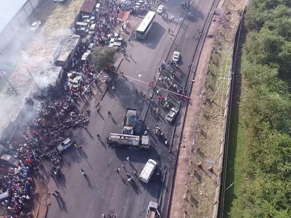 Бензовоз столкнулся с грузовиком на оживленном перекрестке в жилом квартале \ фото REUTERS