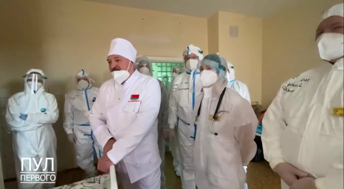 Лукашенко публично пренебрег защитными мерами / скриншот видео
