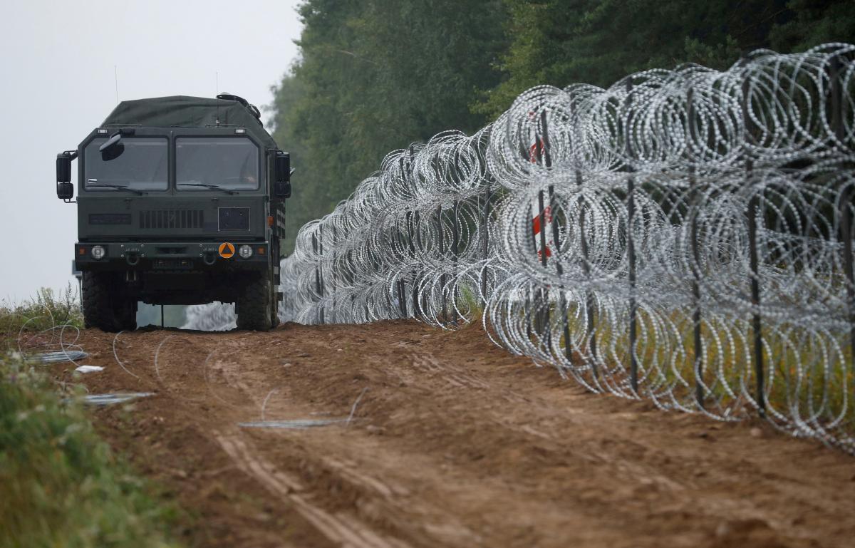 Польские пограничники заявили, что по ним стреляли с белорусской стороны / фото REUTERS Польские пограничники заявили, что по ним стреляли с белорусской стороны / фото REUTERS