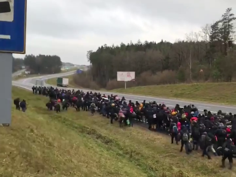 Сотни людей с рюкзаками движутся в сторону Польши / скриншот