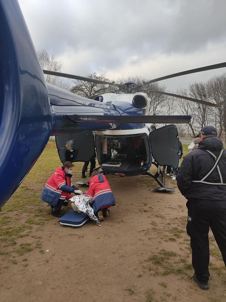 Ребенка с пороком сердца доставили вертолетом из Дубно до Львова / фото facebook.com/EMD.Rivne/