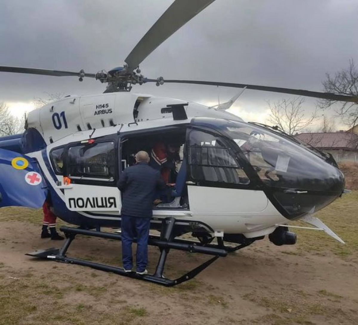 С Ривненщины вертолетом во Львов доставили 6-летнего ребенка / фото facebook.com/EMD.Rivne/