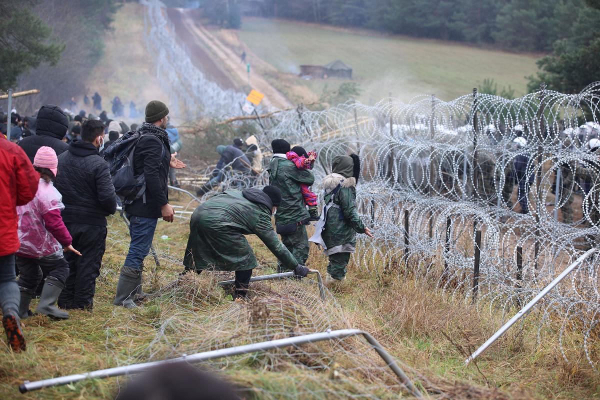 Нелегальные мигранты на границе Беларуси и Польши / фото REUTERS