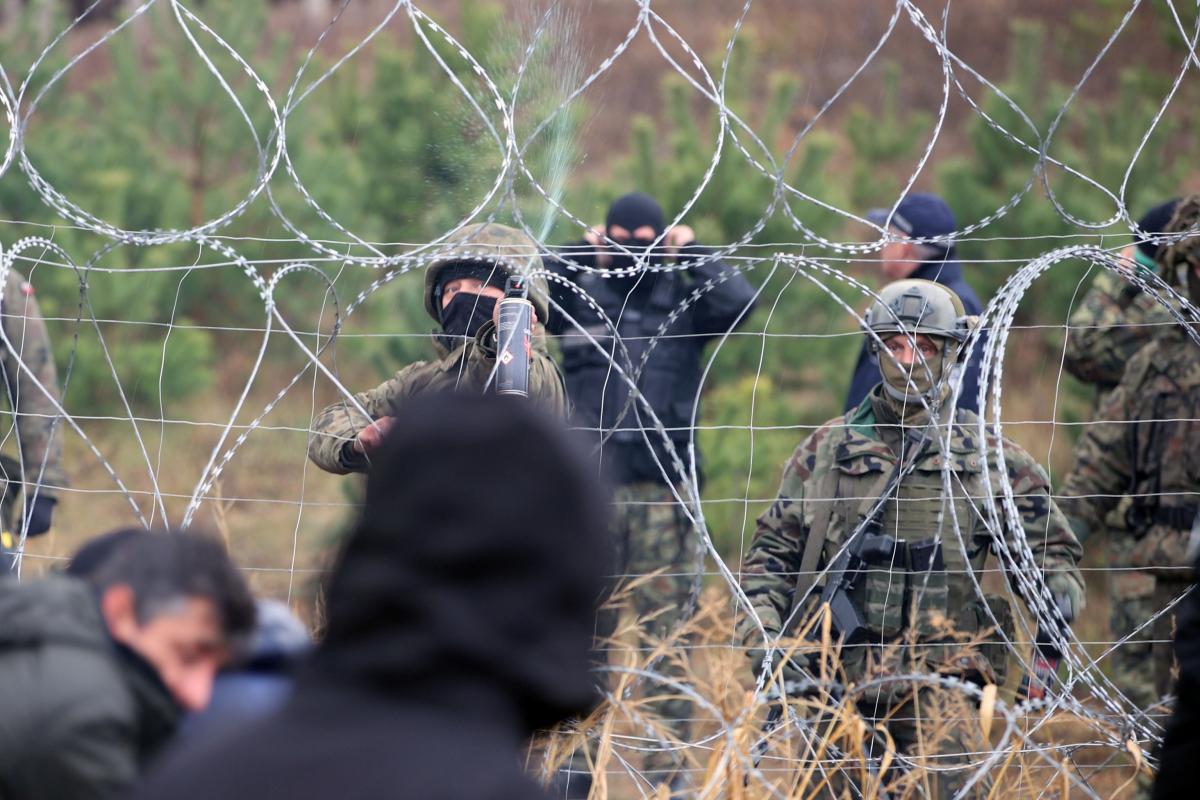 Белорусские мигранты прорвали границу Польши / фото REUTERS