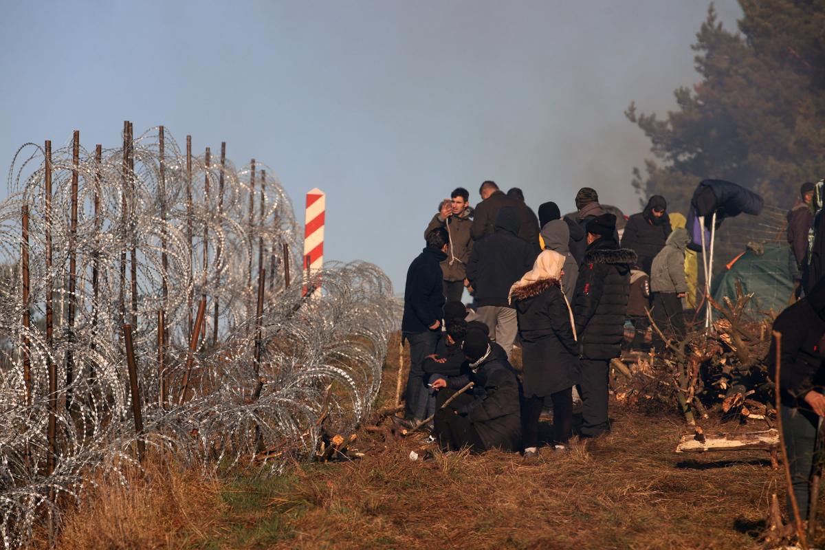 Дві групи мігрантів прорвалися до Польщі з Білорусі / фото REUTERS Дві групи мігрантів прорвалися до Польщі з Білорусі / фото REUTERS