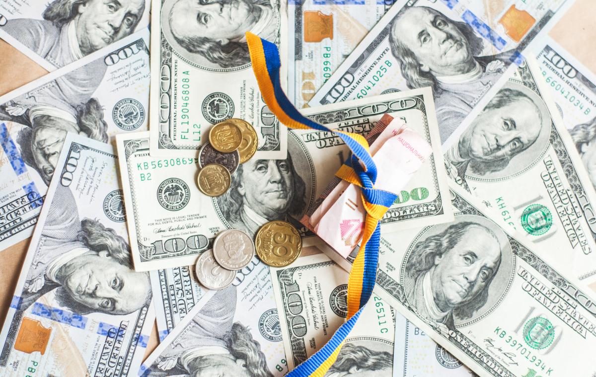 Продать американскую валюту в среднем можно по курсу 35,00 грн за доллар / фото ua.depositphotos.com