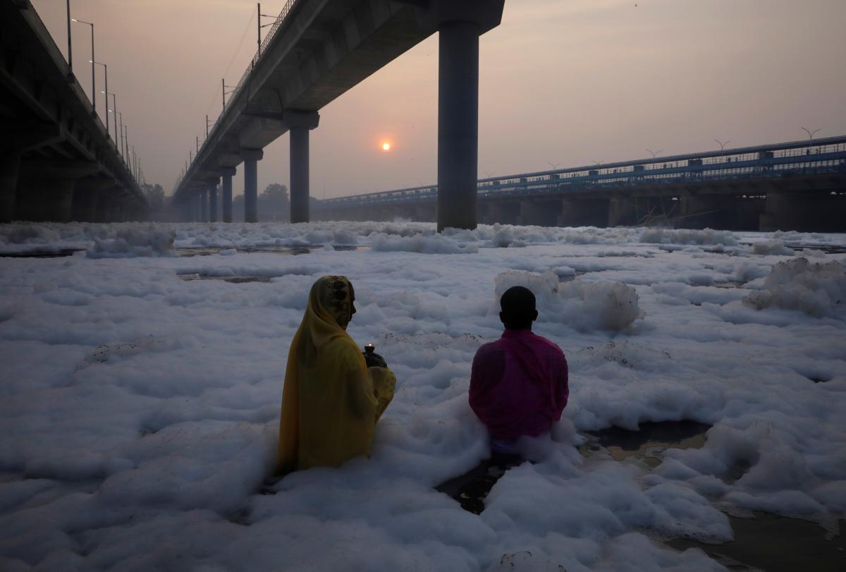 В Индии реку наводнила токсичная пена / фото REUTERS