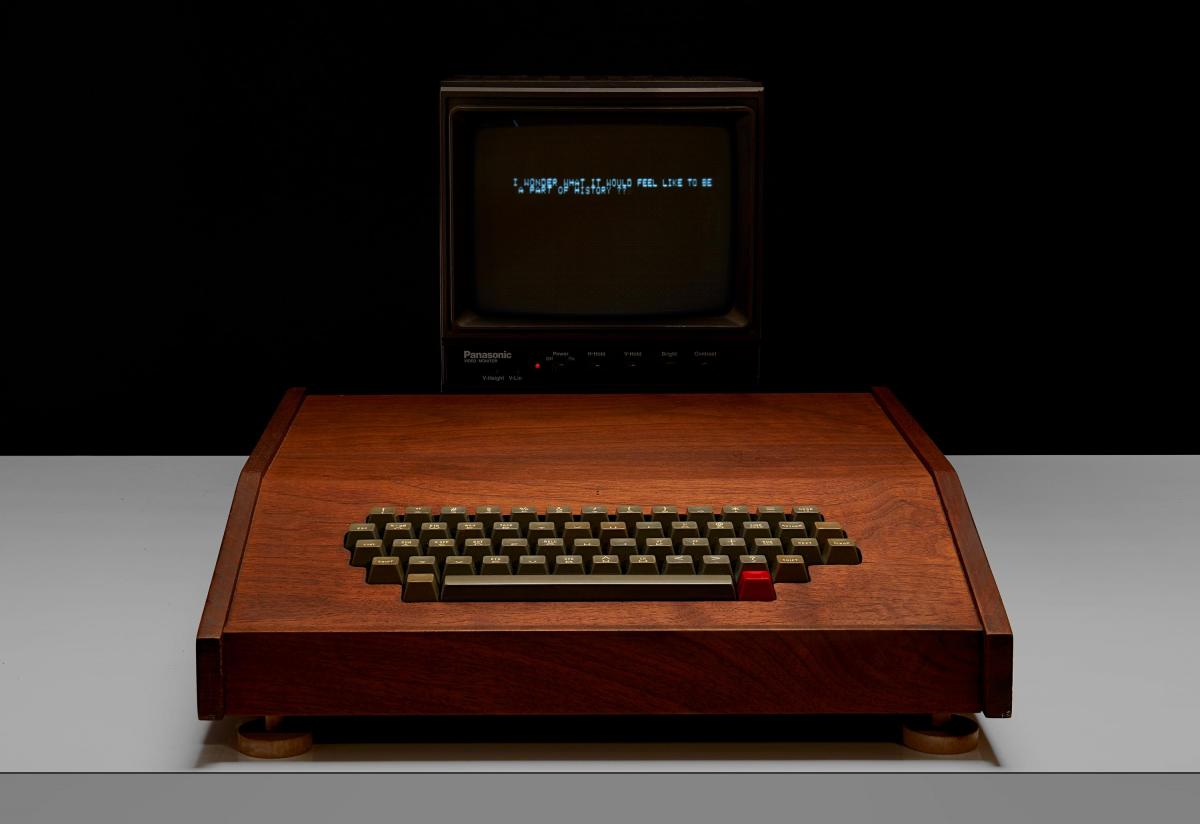 Щоб оплатити виробництво Apple-1, Джобс продав свій VW Microbus, а Возняк - калькулятор HP-65 / фото johnmoran.com Щоб оплатити виробництво Apple-1, Джобс продав свій VW Microbus, а Возняк - калькулятор HP-65 / фото johnmoran.com