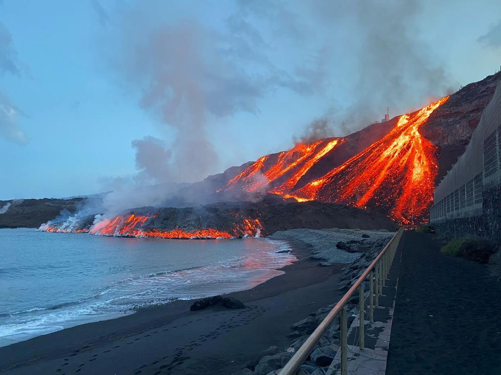 На Канарских островах продолжается извержение вулкана Кумбре-Вьеха / фото REUTERS