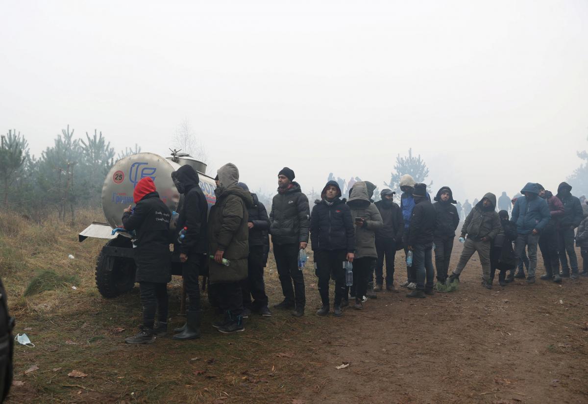 Нелегальные мигранты на границе Польши и Беларуси / REUTERS